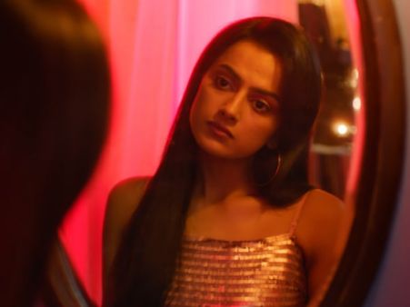 K 13 review: மர்மங்கள் நிறைந்த ஒரு மரணம்... தப்பிக்க முடியாமல் தவிக்கும் ஹீரோ... கே 13! விமர்சனம்