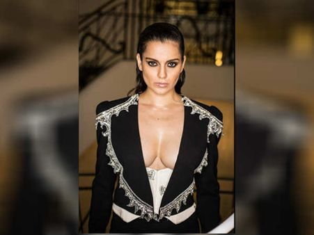 மானத்தை மறைக்கத் தான் உடை: கங்கனா, ப்ரியங்காவை விளாசும் நெட்டிசன்ஸ்