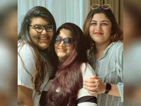 ரசிகர்களை மாஸ், கிளாஸ், க்யூட்னு சொல்ல வைத்த குஷ்பு