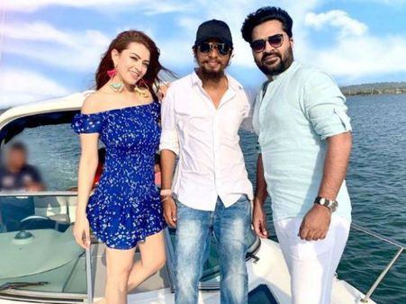 வைரலாகும் சிம்பு, ஹன்சிகா புகைப்படம்: வேறு மாதிரி யோசிக்கும் ரசிகர்கள்