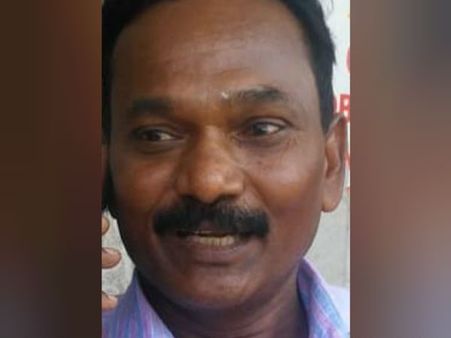 என் படத்தையும் பாருங்க: தியேட்டர் வாசலில் கெஞ்சிக் கெஞ்சி டிக்கெட் விற்ற தயாரிப்பாளர்