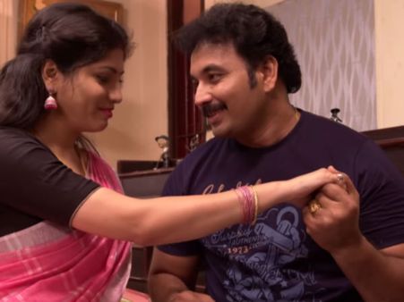 ஐயோ..அம்மா நெஞ்சு வலிக்குதே... சாந்தி முகூர்த்தத்தை நிறுத்த இப்படியுமா?