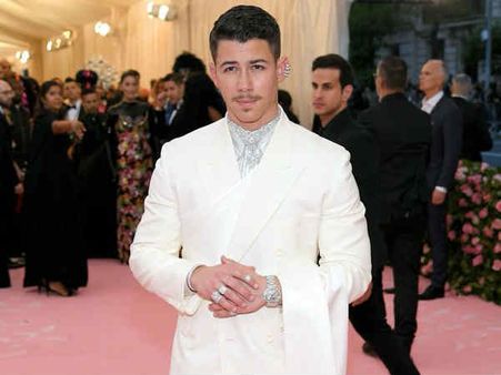 டாய்லெட் பேப்பரை இப்படியும் பயன்படுத்தலாமோ?: ப்ரியங்கா கணவரை கலாய்க்கும் நெட்டிசன்ஸ்