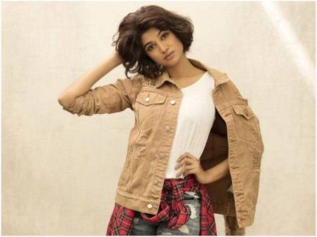 ஐட்டம் என்று கேவலப்படுத்திய நெட்டிசன்: நெத்தியடி கொடுத்த ஓவியா