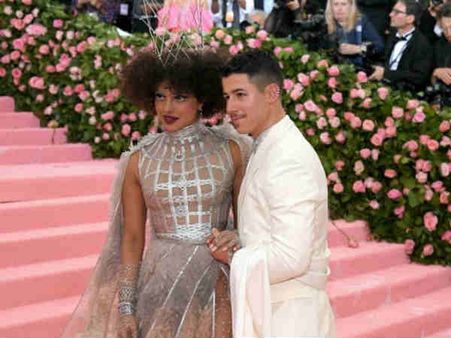 யோகி பாபுவிற்கு போட்டியாக பிரியங்கா சோப்ராவா.. இந்த போட்டோவைப் பார்த்தா உங்களுக்கே உண்மை புரியும்!