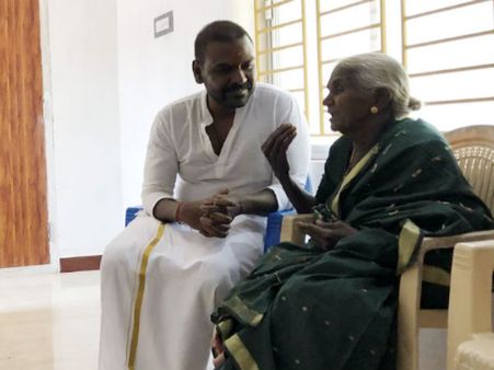 கஜா புயலில் வீட்டை இழந்த பாட்டிக்கு வீடு கட்டிக் கொடுத்த ராகவா லாரன்ஸ்