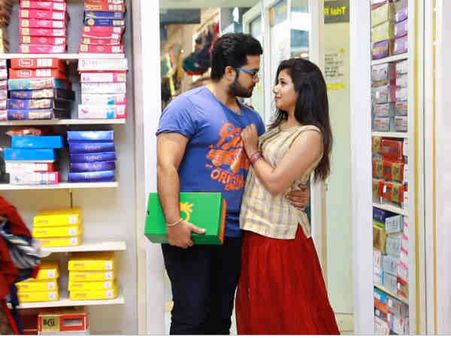 சரியா டிரஸ்ஸை போட்டுக்கிட்டா ஸ்பெஷல் கிஸ்ஸா... அப்டீன்னா எப்புடி அது?