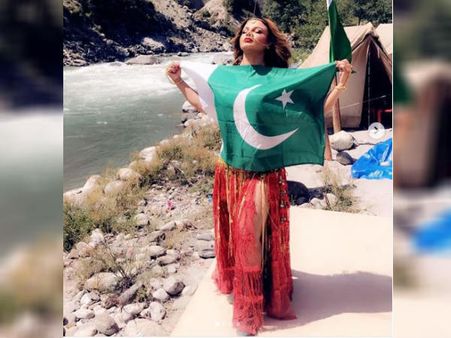 காசுக்காக இந்த கீழ்த்தரமான வேலையை செய்வதா?: நடிகையை விளாசிய நெட்டிசன்ஸ்