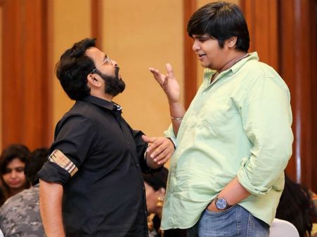 நின்னு கோரி வர்ணம்.. சில்ற இல்லபா.. இவங்களே கலாய்ச்சுக்கிட்டா அப்புறம் நாம எதுக்கு?