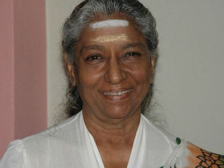 பாடகி ஜானகி வழுக்கி விழுந்து இடுப்பு எலும்பு முறிவு