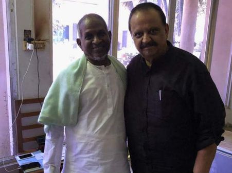 பழசை மறந்து ஒன்று சேர்ந்த இளையராஜா, எஸ்.பி.பி.: வைரல் புகைப்படங்கள்