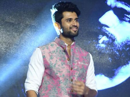 பிறந்தநாளும் அதுவுமா ரசிகர்களுக்கு இப்டியா ‘ஐஸ்’ வைக்கிறது விஜய்!