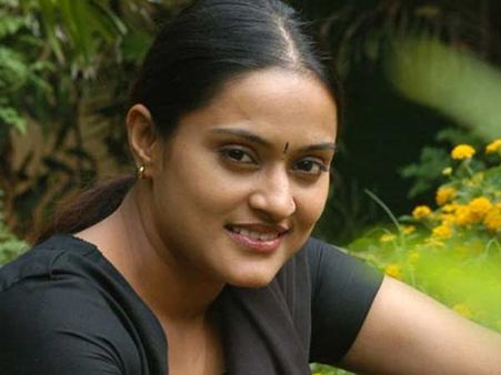 ஓபிஎஸ் வீட்டருகே விபத்து.. பிரபல நடிகையின் கணவர் படுகாயம்