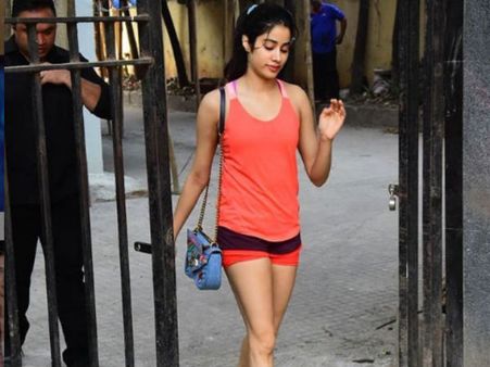 இதுக்கு ஷார்ட்ஸ் போடாமலேயே இருக்கலாமே: ஸ்ரீதேவி மகளை விளாசிய நெட்டிசன்ஸ்