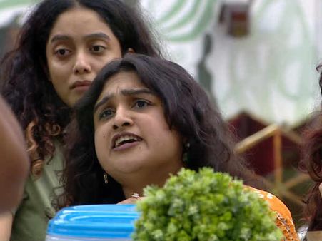 சந்தேகமே வேண்டாம்.. இந்த சீசனின் ஜூலி அபிதான்! கட்டிப்பிடி, டிராமா என ஜூலிக்கே டஃப் கொடுக்கிறார்!