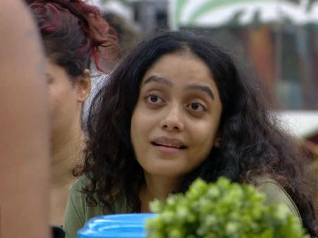 அடேங்கப்பா.. அபிராமிக்கும் ஜூலிக்கும் உள்ள 100% ஒற்றுமைகள்!