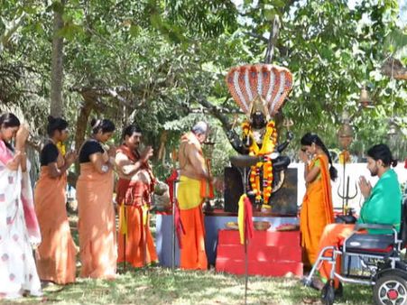 Aranmanai kili Serial: என்னாது... நாகலிங்க பூவில் பூ நாகம் இருக்குமா?