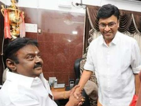 காவி வேட்டி, கூடவே அந்த லேடி: வேண்டாம் பாக்யராஜ் சார், வேண்டாம்