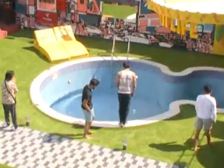 பிக் பாஸ் 3: முதல் நாளிலேயே முதல் இரவு சீன் ஸ்சுட்வேஷன் கொடுத்த தர்ஷன்.. கழுவி ஊற்றிய நெட்டிசன்ஸ்!