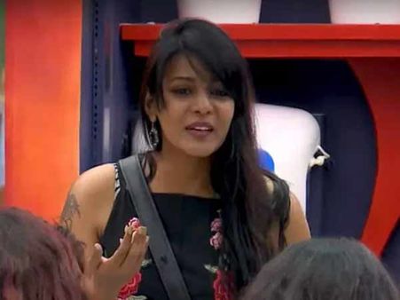 என்னாச்சு இந்த மீராக்கு.. டிரெஸ்ல ஹுக் போட பிக்பாஸ் வீட்டுல பெண்களே இல்லையா? இதெல்லாம் ஓவரோ ஓவர்!