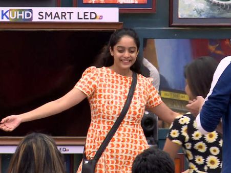 பிக்பாஸ்.. அபிராமிக்கு ஆர்வ கோளாறு ஜாஸ்தி.. போன உடனே பசி பசின்னு கூப்பாடு.. இப்போ கவின் மேல காதல்!