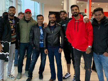 நாளைய போட்டிக்கு முன்பு சூப்பர் ஸ்டார் படம் பார்த்த தோனி, பாண்டியா, ஜாதவ், ராகுல்