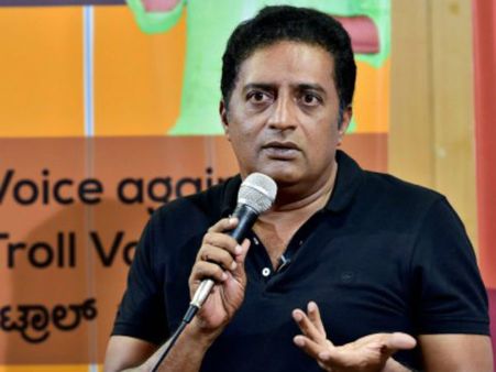 மோடியை விளாசும் பிரகாஷ்ராஜுடன் செல்ஃபியா: மனைவி, மகளை திட்டி அழ வைத்த நபர்