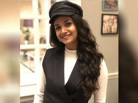 அப்பா வயசு நடிகருக்கு ஜோடியாகும் அளவுக்கு என்ன அவசரம்: கீர்த்தியை விளாசிய நெட்டிசன்ஸ்