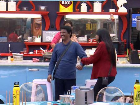 கட்டிப்பிடிக்க சென்ற மீரா.. மிரண்டு போன சேரன்.. சந்தில் சினேகனுக்கும் லந்து!