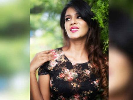 அழகி.. மோசடி சர்ச்சை.. பிக்பாஸ் பிரபலம்.. வைரலாகும் மீரா மிதுனின் கவர்ச்சி போட்டோஸ்!