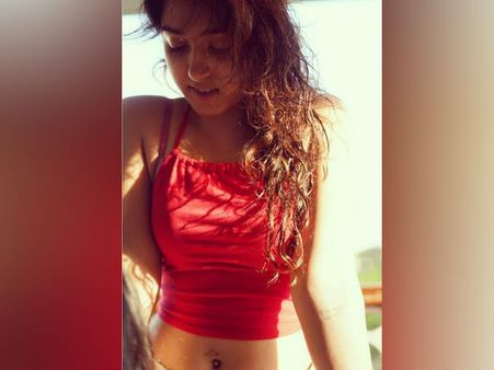 தொப்புள் பியர்சிங், டாட்டூ: பிரபல நடிகரின் மகளை விளாசிய நெட்டிசன்கள்