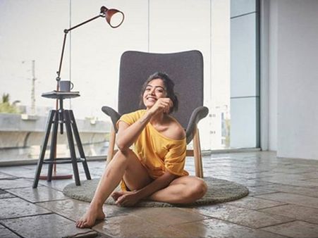 பேண்ட் எங்கம்மா?: கார்த்தி ஹீரோயினை வெளுத்து வாங்கிய நெட்டிசன்கள்