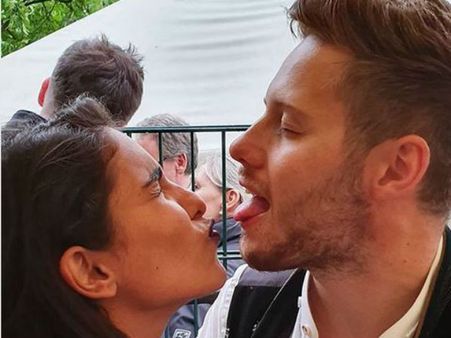 காதலிச்சா, இந்த கருமத்தை எல்லாம் இன்ஸ்டாவில் போடுவதா?: பிக் பாஸ் பிரபலத்திற்கு திட்டு