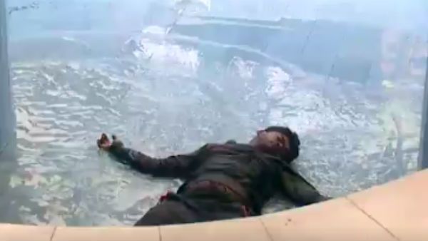 நீரில்லா நீச்சல் குளத்தில் விழுந்து சாண்டி மயக்கம்: பரபரக்கும் BiggBossTamil3 வீடு