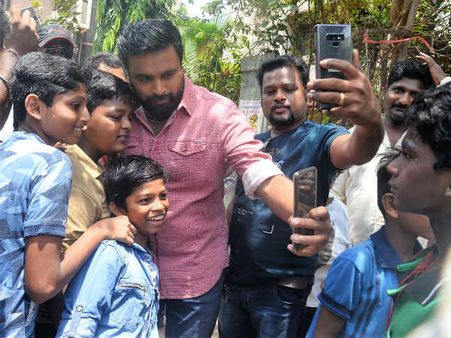 நடுரோட்டில் சண்டை போட்ட சசிகுமார்: போலீசில் புகார் அளித்த மக்கள்