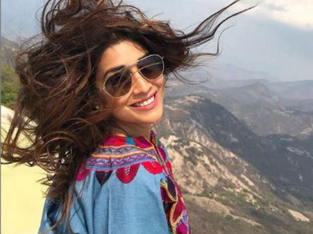 உங்களுக்கு வேற இடமே கிடைக்கலையா.. நிர்வாண பெண் அருகே போட்டோ எடுத்து திட்டு வாங்கிய பிரபல நடிகை!