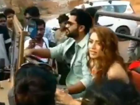 தப்புத் தப்பா யோசிக்காதீங்க சிம்பு ரசிகாஸ்: இது நம் கையில் இல்லை