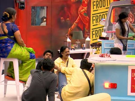 அன்னைக்கு அப்படி அழுத மோகன் வைத்யாவா இன்று இப்படி பேசினார்?! சேட் மோடில் பிக்பாஸ் ஹவுஸ் மேட்ஸ்!