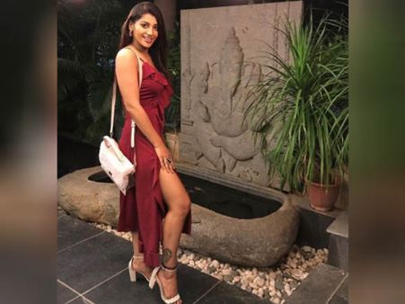 பிள்ளையார் சிலைக்கு முன்னாடி இப்டியா செக்ஸியா நிக்குறது.. யாஷிகாவை திட்டித் தீர்க்கும் நெட்டிசன்கள்!