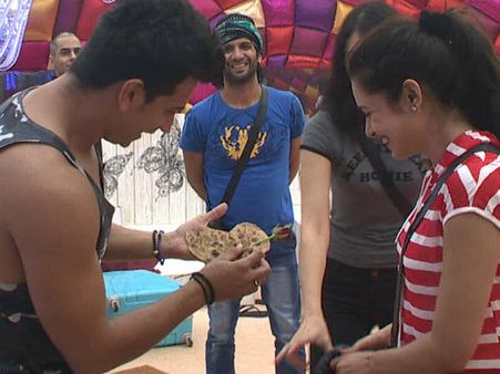 இதய வடிவில் சப்பாத்தி: இதை நாங்க இந்தி பிக் பாஸ் 9-லேயே பார்த்தாச்சு