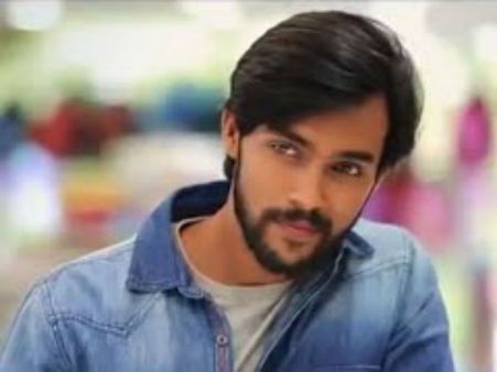 இது ஓவியாவுக்கு தெரியுமா? ஆரவுக்கு லிப் லாக் கொடுத்த நடிகை..!