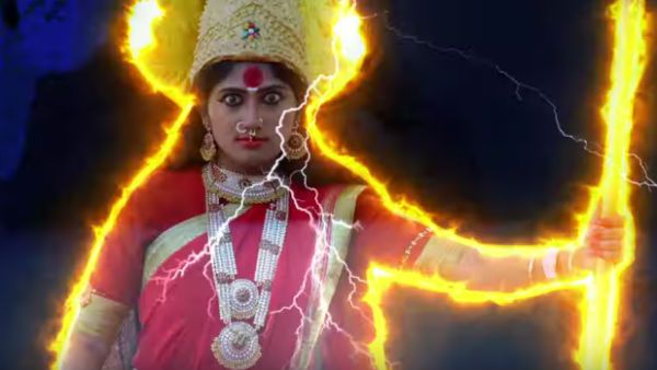 அம்மன் தாயி.. சும்மாவே கலாய்ப்பாங்க இதுல இந்த 2வது டிரெய்லர்லாம் தேவையா ஜூலி?