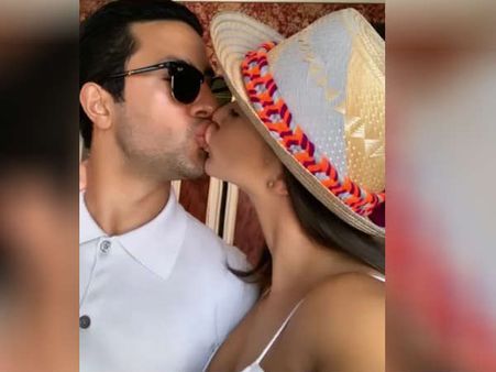 திருமணத்திற்கு திட்டமிட வருங்கால கணவருடன் வெனிஸுக்கு பறந்த கர்ப்பிணி ஏமி