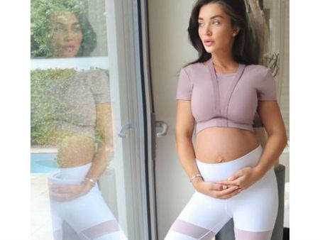 யோகா இஸ் த சீக்ரெட் ஆஃப் மை ஃபிட்னஸ்.. போட்டோ போட்டு சொன்ன கர்ப்பிணி எமி ஜாக்ஸன்!