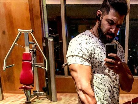 உங்க தங்கச்சி அங்க மானத்த வாங்குறாங்க.. நீங்க ஹாயா வொர்க் அவுட் பண்றீங்க? நடிகரை சீண்டிய ரசிகர்கள்!