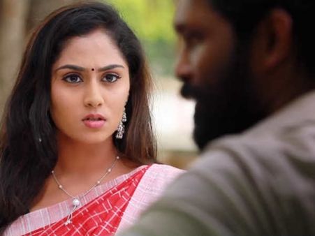 Ayudha ezhuthu serial: மனசை கொடுத்துட்டு மனுஷன் யாருன்னு கேட்கறியேம்மா?!