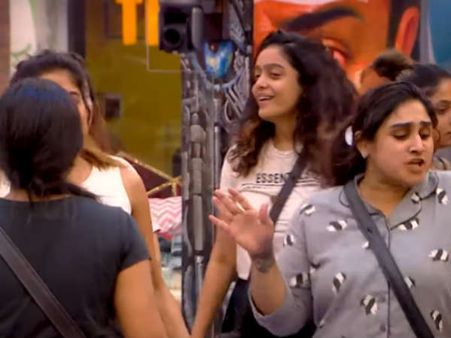 விஜயகுமார் அய்யா எவ்ளோ நல்ல மனுஷன் ஆனா அவர் பொண்ணு ரொம்ப மோசம்! கடுப்பாகும் நெட்டிசன்ஸ்!