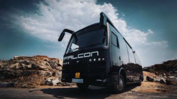 ரூ. 7 கோடிக்கு வேனிட்டி வேன் வாங்கிய நடிகருக்கு போலீஸ் அபராதம்