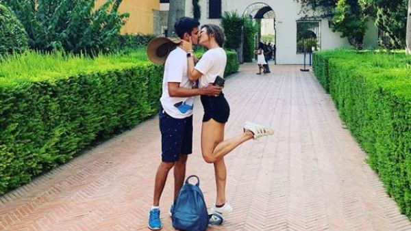 என்னதான் புருஷனா இருந்தாலும் இப்படியா.. இன்டர்நெட்டில் தீயாய் பரவும் நடிகையின் 'அந்த' போட்டோ!