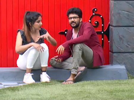 பாத்ரூமில் வைத்து சாக்ஷிக்கு லிப்லாக் கொடுத்த கவின்.. திட்டிய சேரன்.. வைரலாகும் பதிவு!